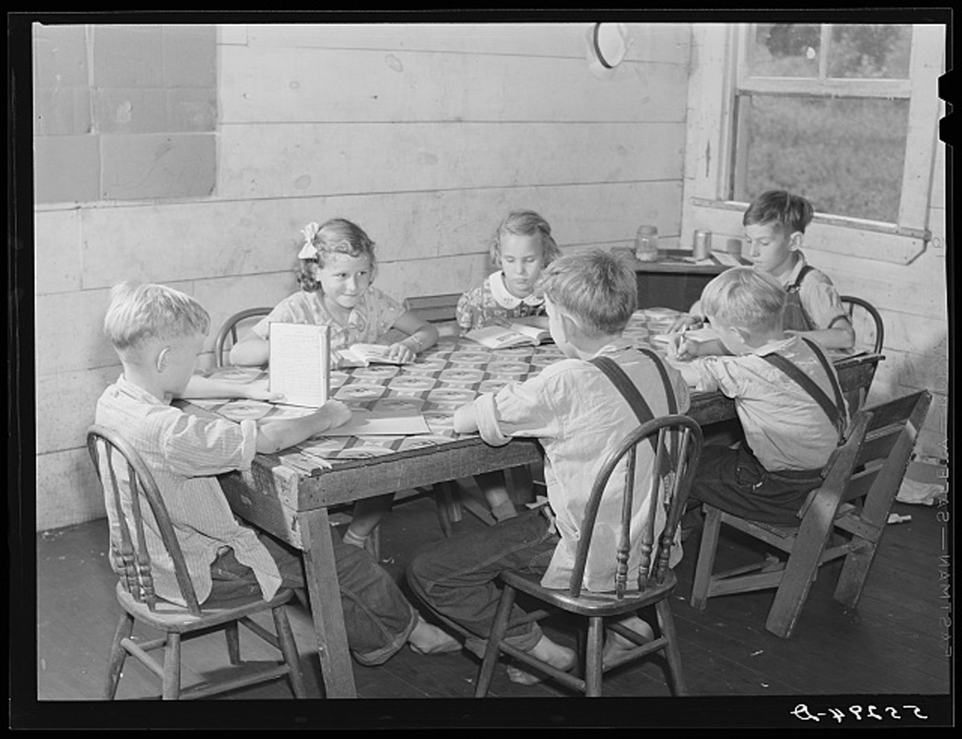 A group of children sitting at a table eating.